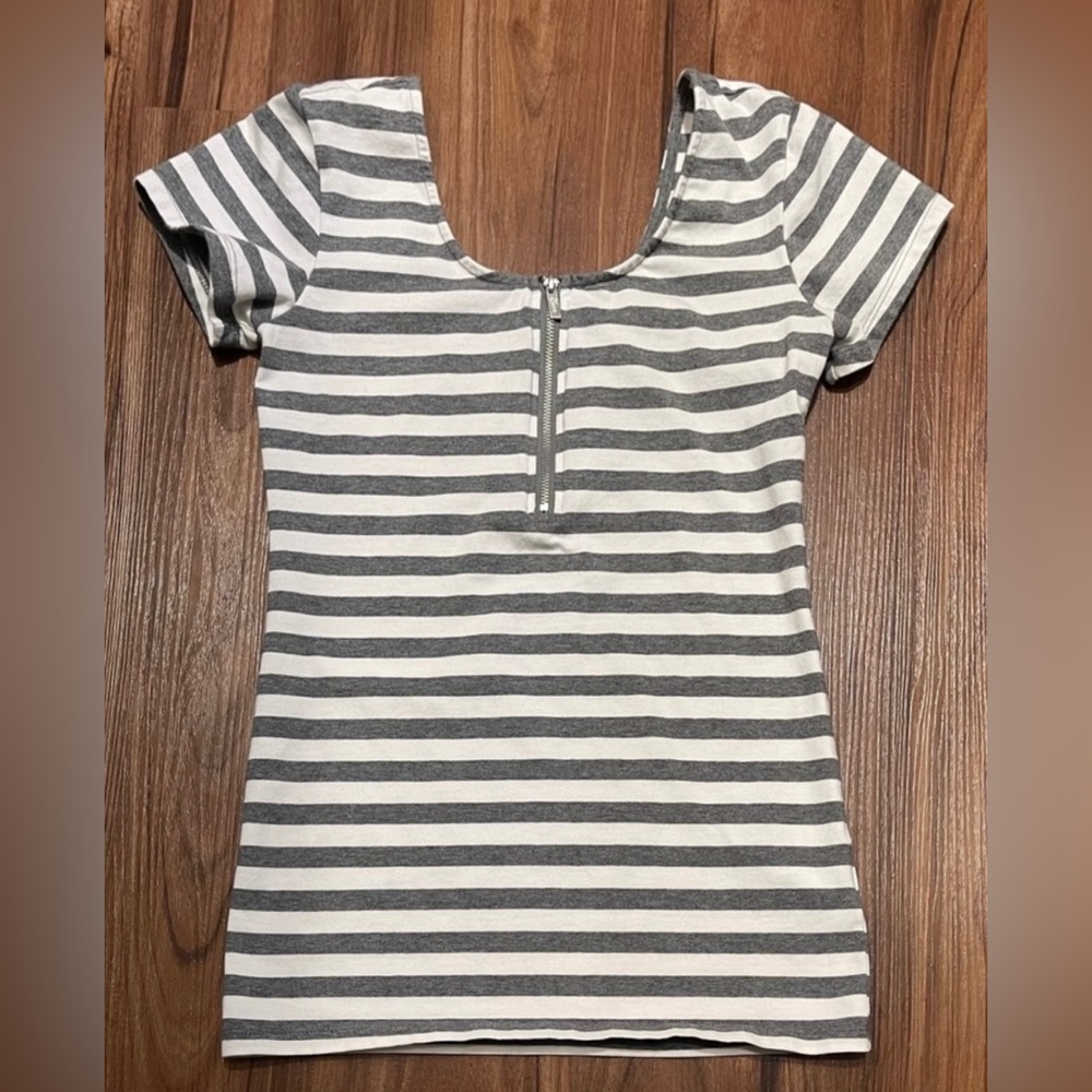 New Guess Gray & White Striped Zipper Short Sleeve Scoop Neck Shirt / Top - S